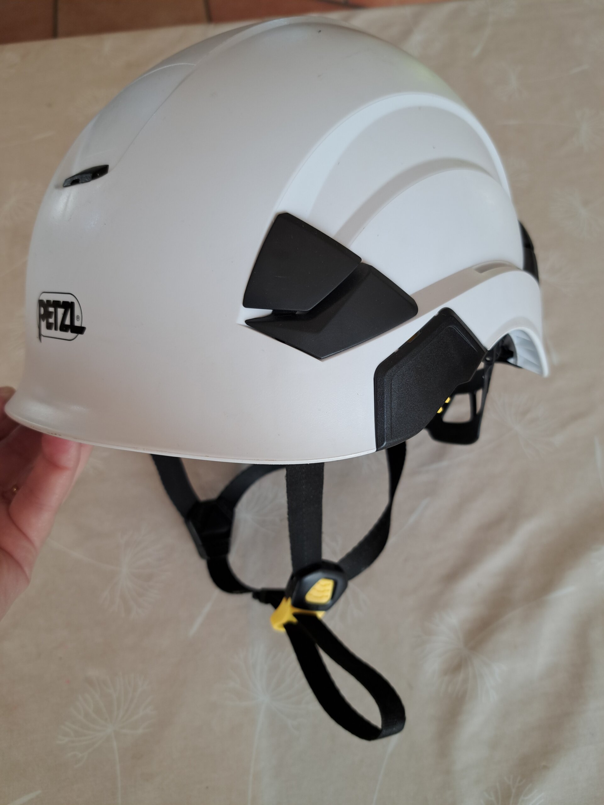 Casque-avec-jugulaire-PETZL-1