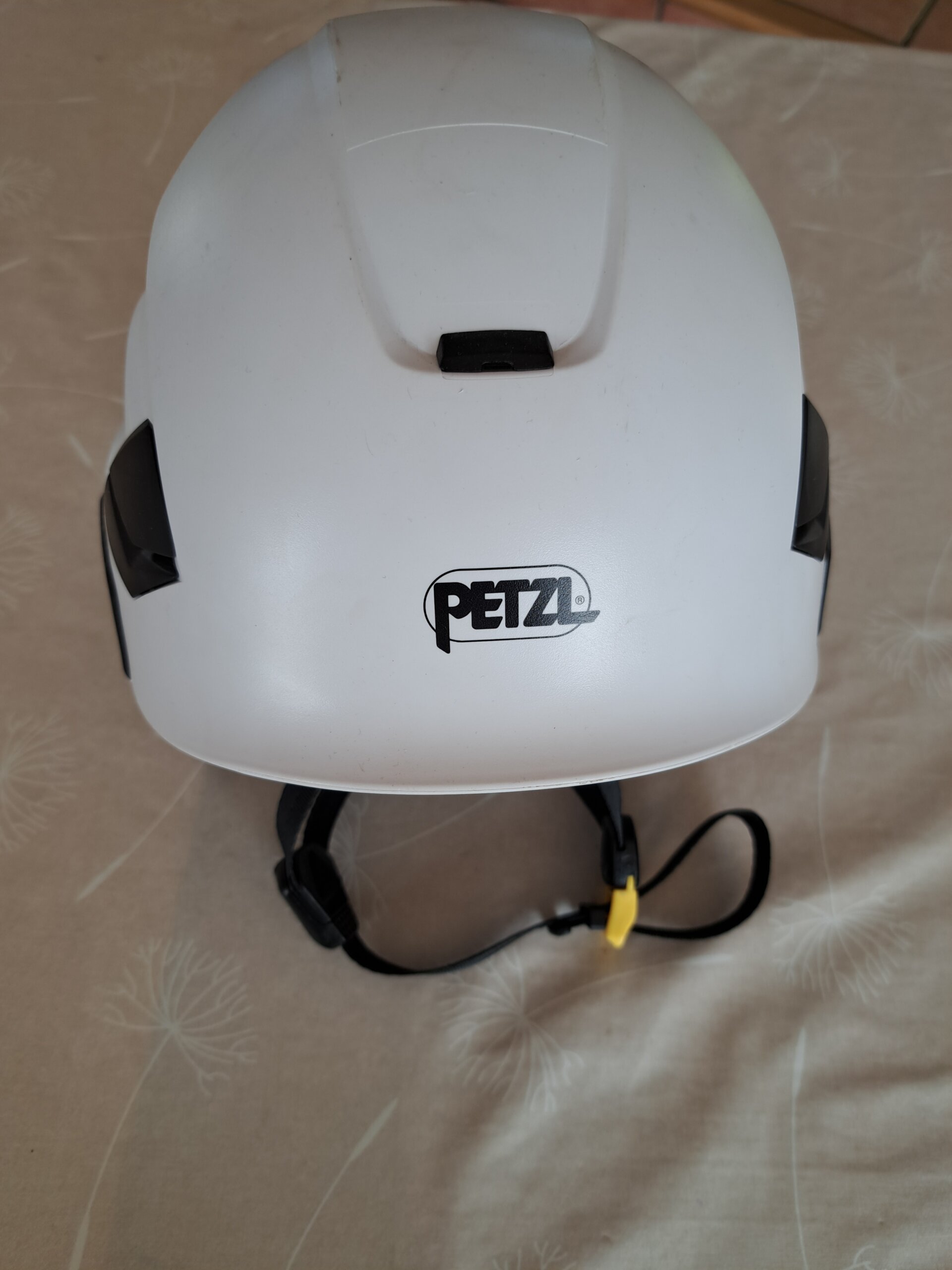 Casque-avec-jugulaire-PETZL-2